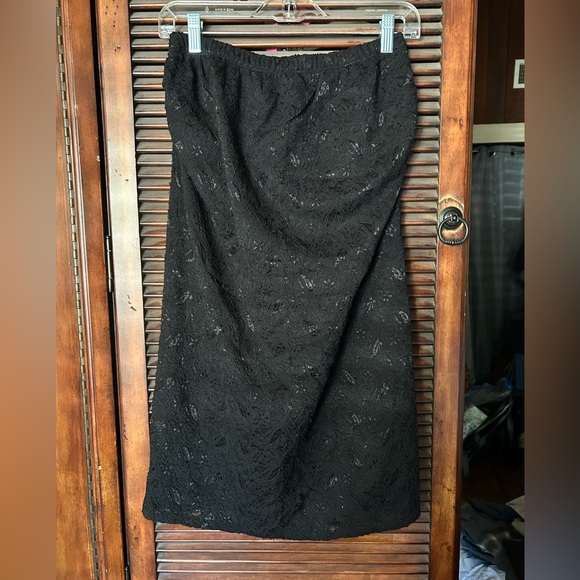 Maternity blouse and maternity stretchy lace pin skirt - Picture 2 of 5